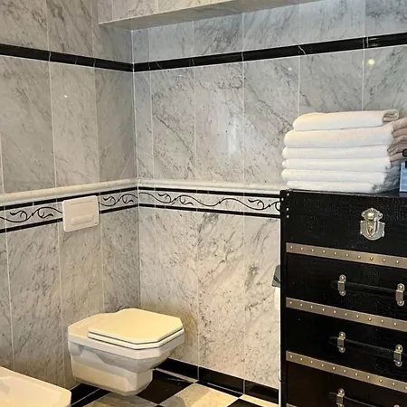 4br Exclusivist With Modern Art *